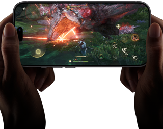Un iPhone 18 Pro, face avant, une scène du jeu Monster Hunter Outlanders illustre les performances de la puce A20 Pro