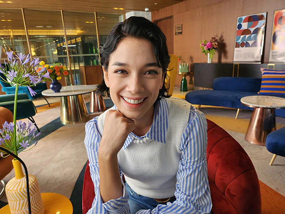 Individuals sit in different poses at different angles to take a selfie. With FlexCam, they can pose from a
				distance without holding the phone.