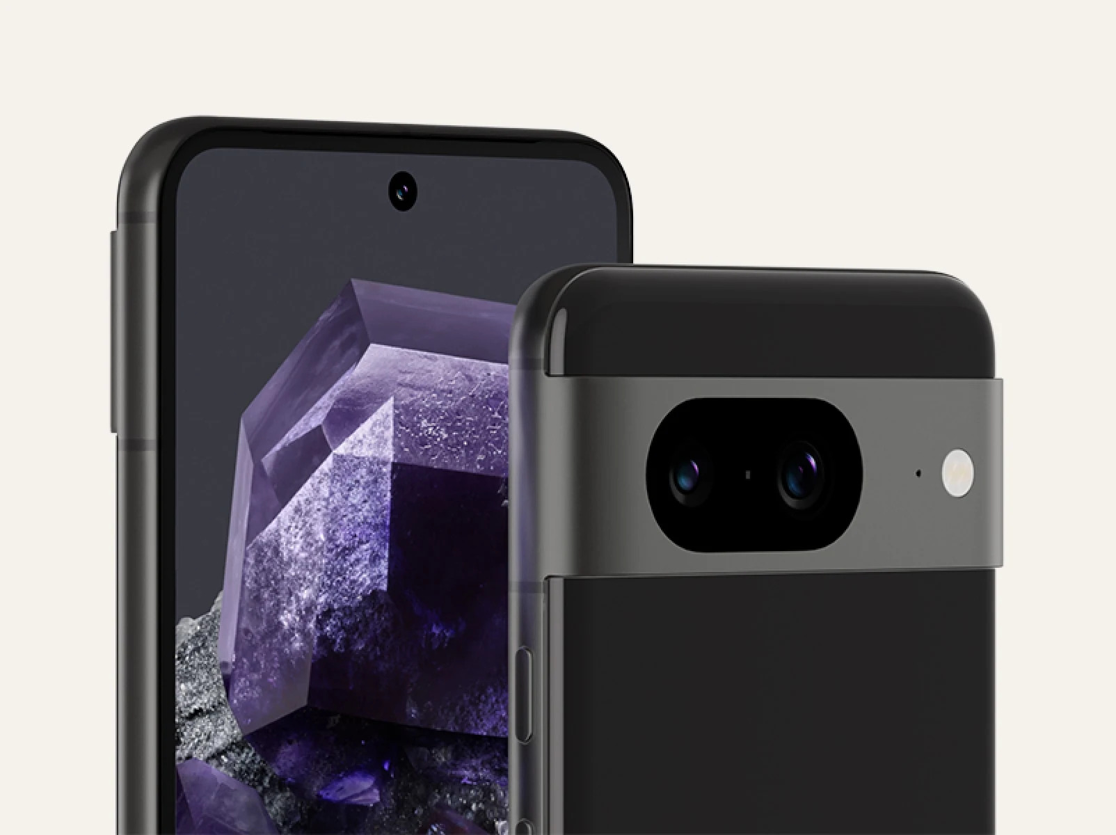 Vues avant et arrière du Pixel 8 couleur noir volcanique. L'arrière montre son revêtement en verre mat et l'avant révèle son écran brillant.